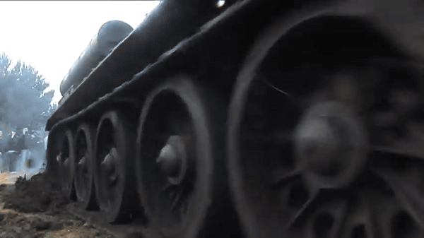 Điều đó không có nghĩa T-34 không thể gây nguy hiểm. Trong một số tình huống bất ngờ, phục kích hoặc sử dụng từ vị trí có lợi, bất kỳ phương tiện bọc thép có vũ trang nào cũng có thể tạo ra mối đe dọa. Nhưng khả năng gây sát thương không đồng nghĩa với khả năng sống sót..