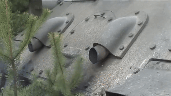 T-34 cũng không có những hệ thống liên lạc và quản lý chiến trường hiện đại. Trong chiến đấu ngày nay, xe tăng không hoạt động đơn độc mà là một phần của mạng lưới gồm trinh sát, pháo binh, UAV, bộ binh và các phương tiện khác.