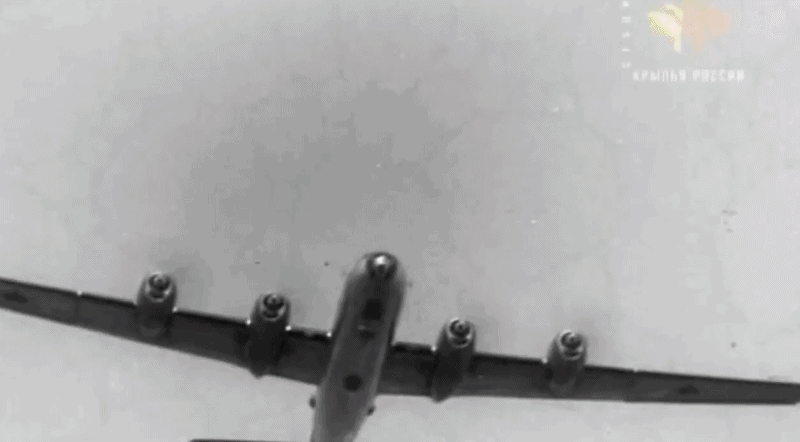 Tu-4 được phát triển dựa trên B-29 Mỹ và có tầm hoạt động đủ lớn để thực hiện các nhiệm vụ ném bom chiến lược. Nhưng bom nguyên tử không phải một loại bom thông thường.