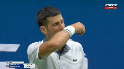 Djokovic bật khóc trong ván 5 và nhận được sự động viên của toàn bộ khán giả trên sân.