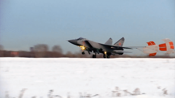 MiG-31 có thể sử dụng tên lửa không đối không tầm xa R-33 để tấn công mục tiêu mà không cần áp sát.
