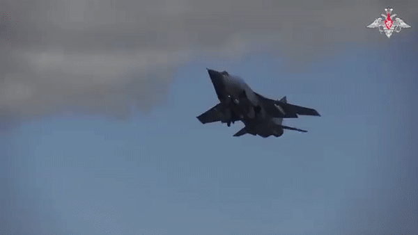 Theo các tài liệu công khai, radar của những phiên bản MiG-31 ban đầu có khả năng phát hiện mục tiêu trên không ở khoảng cách lên tới 200 km trong điều kiện thuận lợi.