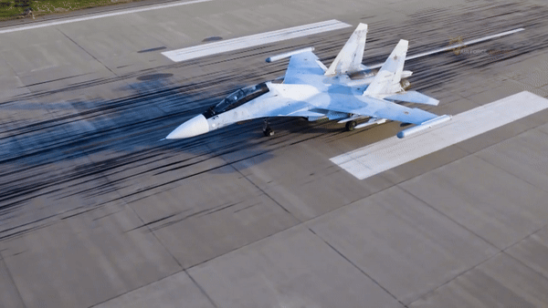 Với Su-30, yêu cầu tác chiến thay đổi đáng kể. Máy bay được phát triển thành tiêm kích 2 chỗ, phục vụ các nhiệm vụ đường dài và đa nhiệm.
