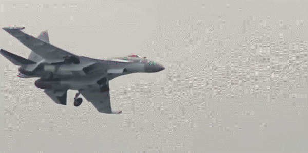 Su-35 có thể mang nhiều loại tên lửa không đối không, trong đó có những vũ khí tầm xa như R-77 và R-37M. F-15 cũng có khả năng mang AIM-120 AMRAAM và nhiều loại vũ khí khác.