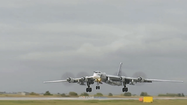 Tu-95 ban đầu được Liên Xô phát triển như một máy bay ném bom chiến lược. Những phiên bản đầu tiên chủ yếu sử dụng bom để tấn công mục tiêu. Tuy nhiên, sự phát triển của tên lửa hành trình đã làm thay đổi vai trò của loại máy bay này.