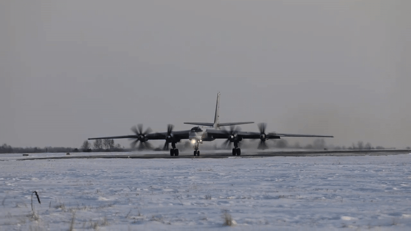 Tu-95MS cũng được hưởng lợi từ nền tảng Tu-95 đã chứng minh khả năng hoạt động đường dài. Máy bay vẫn sử dụng 4 động cơ tuốc bin cánh quạt NK-12, cho phép duy trì tầm bay lớn mà không cần từ bỏ hoàn toàn thiết kế ban đầu.