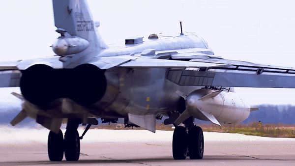 Su-24 được thiết kế cho nhiệm vụ tiếp cận mục tiêu ở độ cao thấp, sử dụng địa hình để giảm khả năng bị radar phát hiện sớm.
