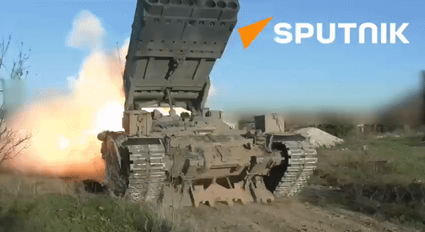TOS-1A đi theo hướng ngược lại. Hệ thống sử dụng khung gầm bánh xích bọc thép có nguồn gốc từ T-72 và được thiết kế để hoạt động tương đối gần tuyến đầu.