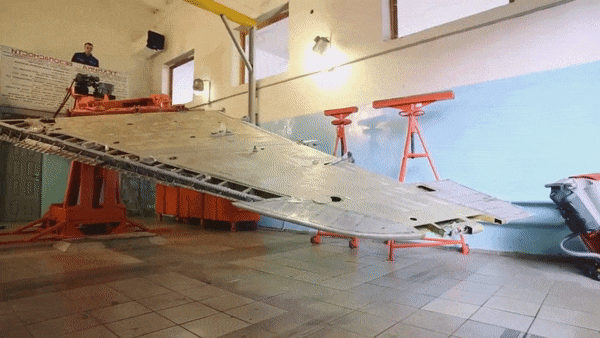 Sự xuất hiện của MiG-35 cho thấy nhà sản xuất vẫn muốn kéo dài vòng đời của thiết kế này bằng cách thay đổi mạnh hệ thống điện tử, radar, động cơ và khả năng sử dụng vũ khí.