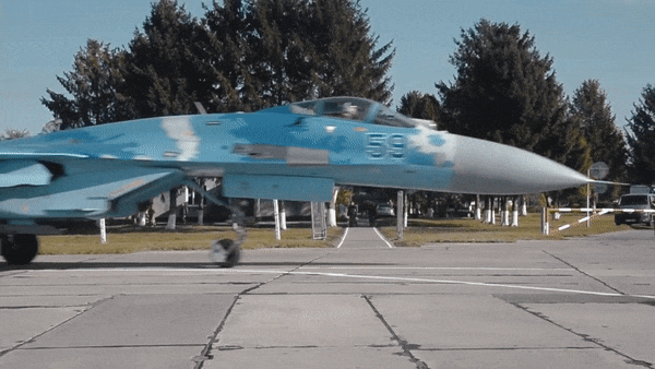 Su-27 lại được thiết kế để có tầm hoạt động rộng hơn và đảm nhiệm những nhiệm vụ ở khoảng cách xa.