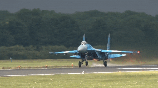 Từ Su-27, Sukhoi tiếp tục phát triển Su-30, Su-33 và Su-35, tận dụng không gian và tải trọng của một thiết kế vốn được xây dựng ngay từ đầu cho những nhiệm vụ có phạm vi hoạt động rộng.