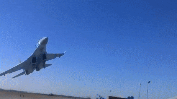 Kích thước lớn cũng cho phép Su-27 mang nhiều vũ khí. Máy bay có 10 giá treo, có thể mang nhiều loại tên lửa không đối không, bom và rocket tùy nhiệm vụ.
