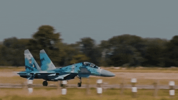 Nhiên liệu cũng là yếu tố quan trọng. Su-27 mang lượng nhiên liệu trong thân lớn, giúp nó đạt tầm bay và thời gian hoạt động cao hơn những tiêm kích hạng nhẹ.