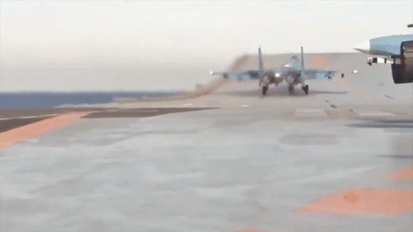 Su-33 còn phải giải quyết bài toán cất cánh bằng cầu bật. Tàu sân bay Đô đốc Kuznetsov không sử dụng máy phóng như nhiều tàu sân bay Mỹ.