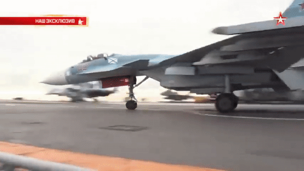 Cách cất cánh này giúp Su-33 hoạt động mà không cần hệ thống máy phóng, nhưng cũng đặt ra những giới hạn nhất định về trọng lượng cất cánh.