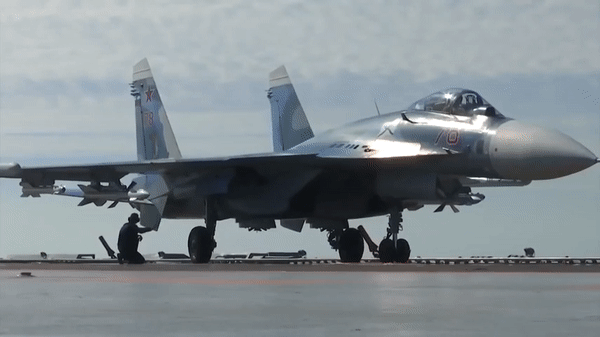 Từ yêu cầu đó, Sukhoi phát triển phiên bản hải quân của Flanker, sau này được định danh là Su-33.