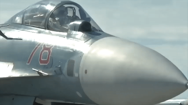 Cơ cấu gập giúp Su-33 giảm kích thước khi đỗ và di chuyển trên boong hoặc trong khu vực chứa máy bay.
