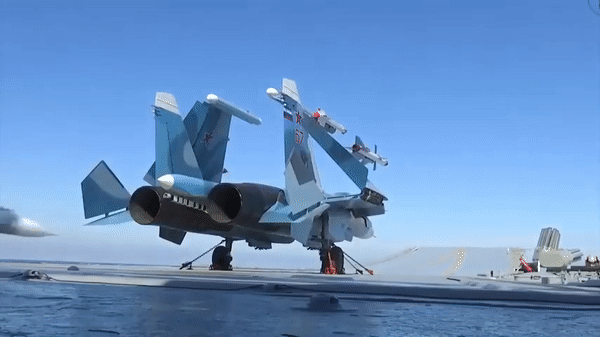 Đưa một tiêm kích lớn như Su-27 lên tàu sân bay không đơn giản là thay đổi bánh đáp. Máy bay phải chịu những lực rất lớn khi hạ cánh xuống boong tàu, đặc biệt khi móc hãm bắt vào cáp và máy bay giảm tốc trong khoảng cách ngắn.