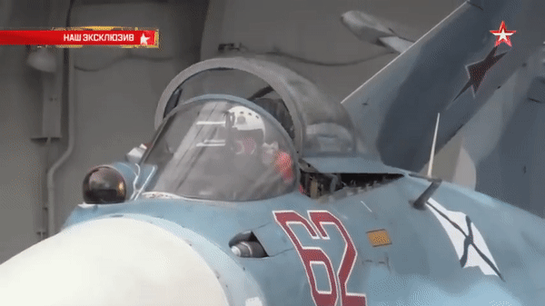 Ngoài những thay đổi về kết cấu, Su-33 vẫn giữ lại nhiều đặc điểm quan trọng của Su-27 như thân máy bay lớn, 2 động cơ và khả năng cơ động cao.