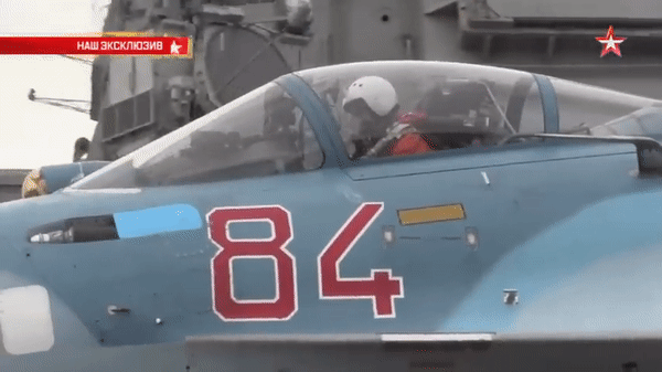 Việc phát triển Su-33 cho thấy Liên Xô không chỉ muốn có một tiêm kích mạnh mà còn muốn biến nó thành một nền tảng có thể hoạt động trong môi trường đặc biệt của tàu sân bay.