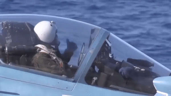 Vì vậy, kết cấu của Su-33 được gia cố để phù hợp với điều kiện hoạt động trên tàu sân bay.