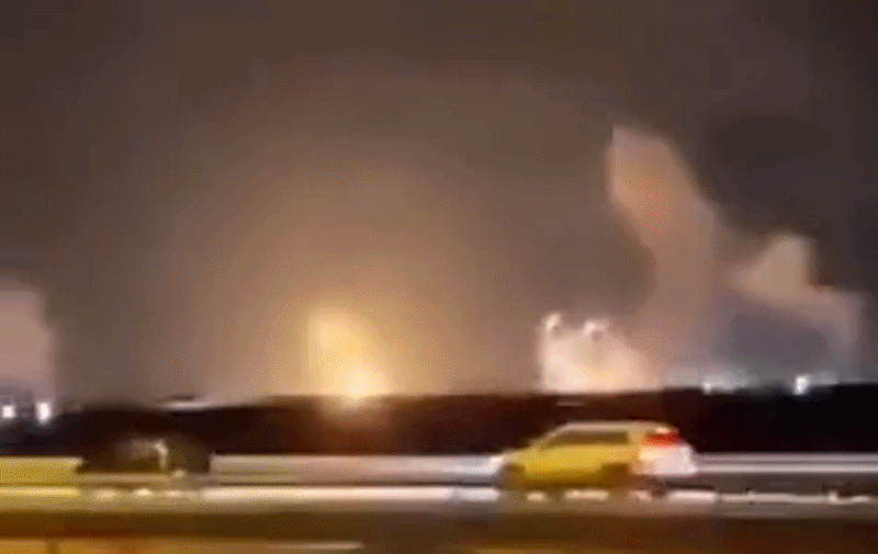 Tại Bahrain, người dân được khuyến cáo tìm nơi trú ẩn sau khi Iran tuyên bố tấn công căn cứ không quân Sheikh Isa bằng UAV. Tehran cho biết mục tiêu gồm các trạm radar và khu vực tập kết lực lượng Mỹ.
