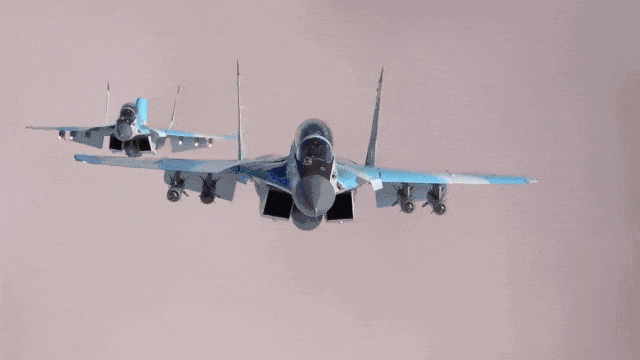 MiG-35 vẫn giữ cấu hình 2 động cơ, 2 cánh đứng và kiểu bố trí khí động học quen thuộc của MiG-29. Tuy nhiên, bên trong máy bay đã có nhiều thay đổi nhằm đáp ứng yêu cầu của chiến tranh hiện đại.