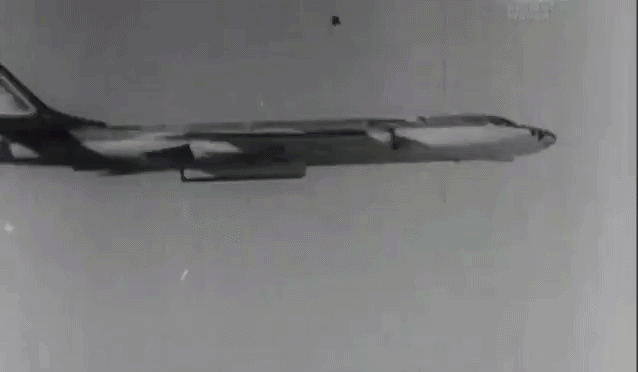 Điều đó cho phép Tu-16 thực hiện nhiệm vụ chống hạm mà không nhất thiết phải bay thẳng vào khu vực phòng thủ của đối phương.