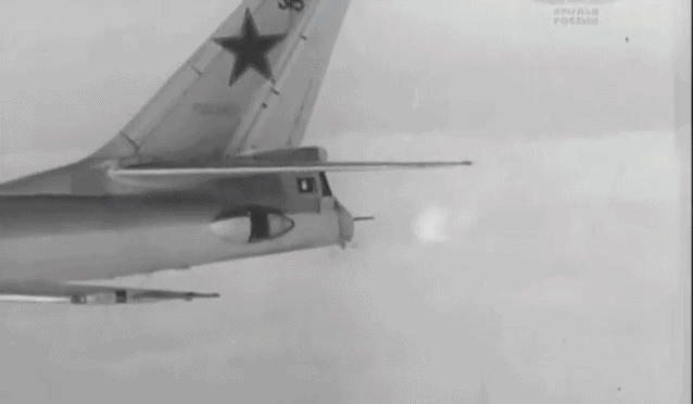 Tu-16 cũng không chỉ có một cấu hình tên lửa. Trong quá trình phát triển, nhiều biến thể mang các loại tên lửa khác nhau.