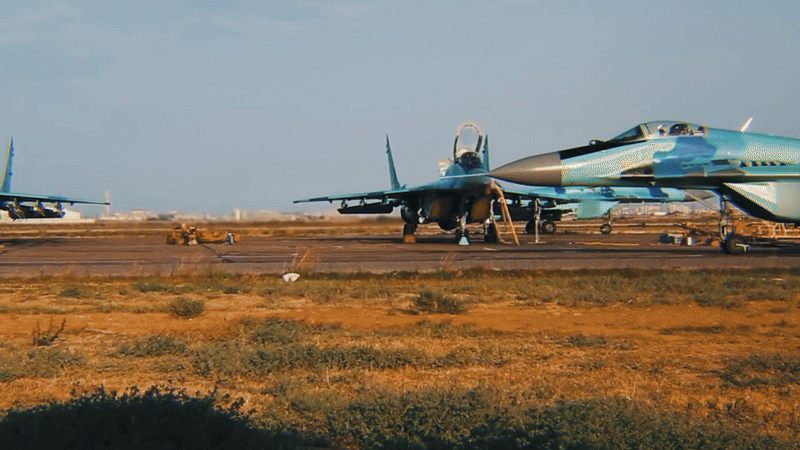 Nga cũng phát triển những biến thể hiện đại hơn như tiêm kích MiG-29SMT, tập trung vào khả năng tác chiến đa nhiệm và tăng bán kính hoạt động.