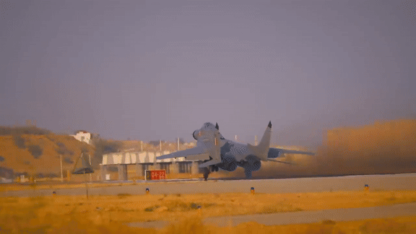 Một lý do quan trọng là số lượng MiG-29 được sản xuất khá lớn trong thời kỳ Liên Xô. Khi Liên Xô tan rã, hàng trăm máy bay được phân bổ cho các nước cộng hòa thuộc Liên Xô và các quốc gia Đông Âu.