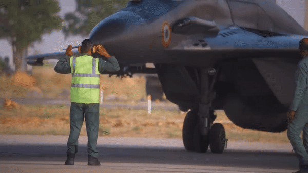 MiG-29 cũng có nền tảng đủ khả năng để nâng cấp. Qua nhiều chương trình hiện đại hóa, một số biến thể được trang bị radar mới, hệ thống điện tử hàng không hiện đại hơn, hệ thống liên lạc và dẫn đường được cải tiến, đồng thời có khả năng sử dụng nhiều loại vũ khí mới.