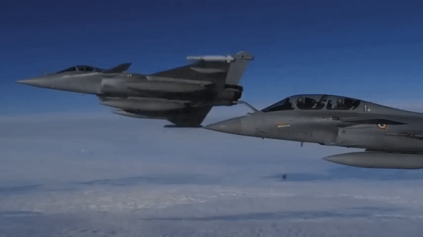 Chương trình Rafale của Ai Cập bắt đầu năm 2015. Khi đó, Cairo đặt mua 24 chiếc với tổng giá trị khoảng 5,9 tỷ USD, trong gói hợp đồng bao gồm cả tàu khu trục FREMM và đạn dược. Ai Cập trở thành khách hàng xuất khẩu đầu tiên của Rafale.