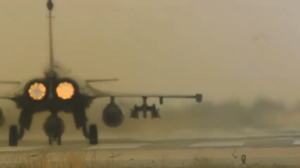 Rafale sử dụng 2 động cơ M88-2, đạt tốc độ tối đa khoảng Mach 1,8 và trần bay khoảng 15.240 m. Máy bay có khối lượng cất cánh tối đa khoảng 24,5 tấn và có thể mang khoảng 9,5 tấn vũ khí cùng thiết bị bên ngoài.