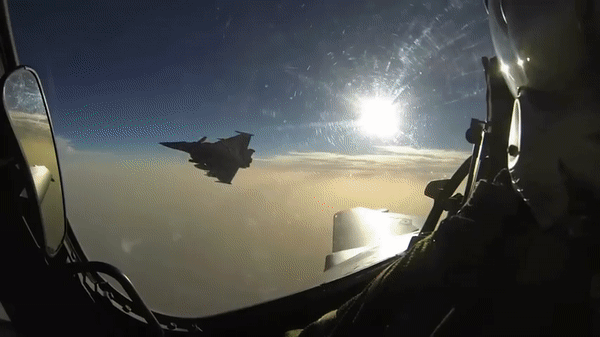Rafale F3R được trang bị radar mảng pha quét điện tử chủ động RBE2-AA, hệ thống tác chiến điện tử và tự bảo vệ SPECTRA. Máy bay có thể sử dụng nhiều loại vũ khí như tên lửa không đối không MICA, Meteor, tên lửa hành trình SCALP-EG, bom dẫn đường AASM Hammer và tên lửa chống hạm AM39 Exocet.