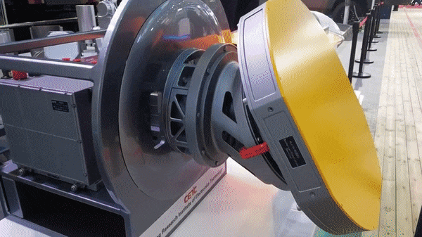AESA là bước phát triển quan trọng hơn của radar mảng pha. AESA sử dụng nhiều mô-đun thu phát riêng biệt, cho phép radar tạo và điều khiển chùm tia điện tử linh hoạt.