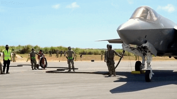 Six in the Bay nằm trong chương trình hiện đại hóa Block 4 của F-35. Gói nâng cấp này tập trung vào nhiều năng lực, gồm cải thiện cảm biến, tác chiến điện tử, mạng lưới dữ liệu và tích hợp vũ khí mới.