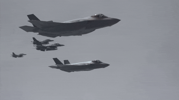 Tuy nhiên, nếu được hoàn thành đúng kế hoạch, Six in the Bay sẽ giúp F-35 tăng đáng kể lượng tên lửa sẵn sàng chiến đấu mà vẫn duy trì cấu hình vũ khí bên trong.