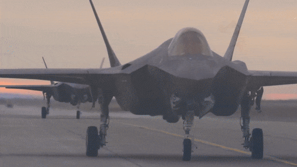 Điểm đáng chú ý là F-35 có thể tăng hỏa lực không đối không mà vẫn duy trì vũ khí bên trong thân máy bay. Đây là yếu tố quan trọng đối với khả năng tàng hình, bởi việc đưa vũ khí lên các giá treo bên ngoài có thể làm tăng diện tích phản xạ radar.