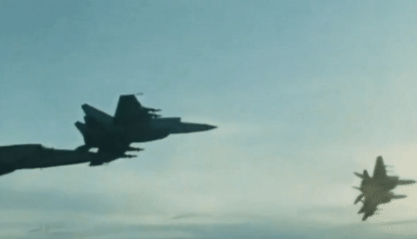 Nhưng nếu phải đuổi theo SR-71 từ phía sau thì MiG-25 gặp bất lợi lớn. Tốc độ hành trình của Blackbird cao hơn, trong khi tên lửa của MiG-25 cũng phải giải quyết bài toán cực khó khi mục tiêu bay ở độ cao và tốc độ lớn như vậy.