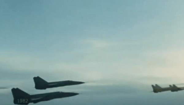 Phi công Viktor Belenko sau khi đào tẩu từng cho biết MiG-25 không thể đơn giản đuổi kịp SR-71 trong điều kiện đó.