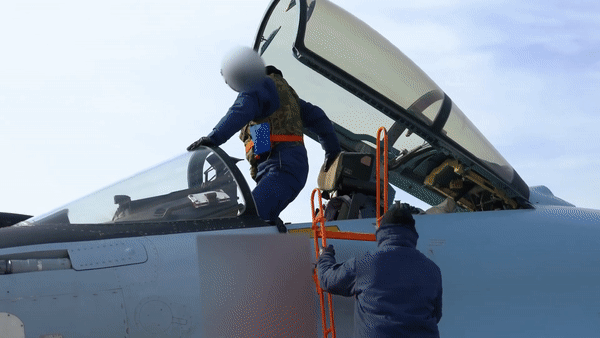 Radar và điện tử hàng không mới là phần quan trọng của quá trình hiện đại hóa. Su-35S được trang bị radar Irbis-E sử dụng anten mảng pha quét điện tử thụ động, có khả năng phát hiện và theo dõi nhiều mục tiêu, đồng thời hỗ trợ sử dụng nhiều loại vũ khí.