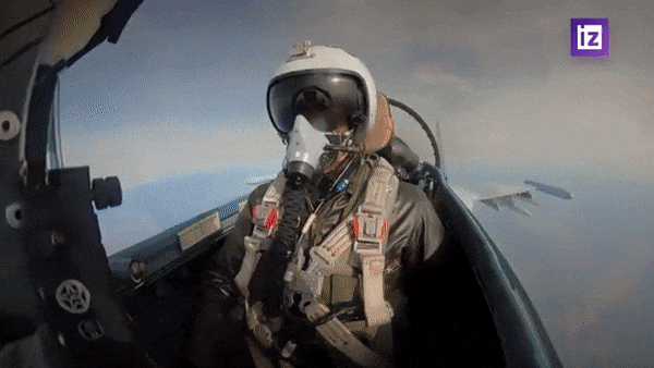 Khả năng sử dụng vũ khí cũng được mở rộng. Su-35S có 12 điểm treo, tải trọng vũ khí tối đa khoảng 8 tấn, cho phép mang nhiều loại tên lửa không đối không cũng như vũ khí tấn công mặt đất.