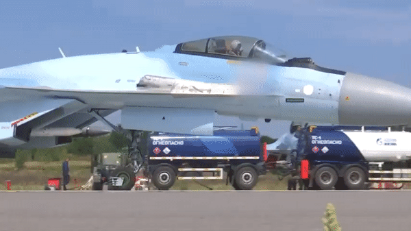 Vì vậy, Su-35 cho thấy một nền tảng thiết kế cũ có thể được cải tiến đến mức nào mà không cần thay đổi hoàn toàn hình dáng bên ngoài.
