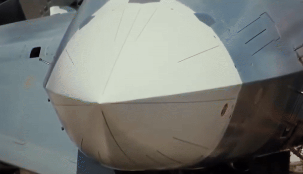 Với Su-57, việc đưa vũ khí vào khoang giúp giảm phản xạ radar khi thực hiện nhiệm vụ cần duy trì đặc tính tàng hình.