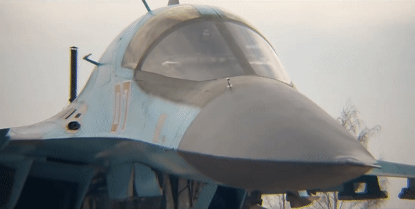 Trong khi đó, Su-34 đưa nền tảng Su-27 sang một hướng khác. Thay vì ưu tiên nhiệm vụ không chiến, Sukhoi phát triển máy bay thành phương tiện tấn công đường dài thay thế dần Su-24.