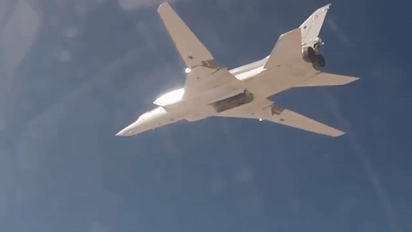 Tu-22M chính là kết quả của lựa chọn đó. Từ những hạn chế của Tu-22, Liên Xô xây dựng một thế hệ oanh tạc cơ siêu âm có tầm hoạt động lớn hơn, tải trọng cao hơn và khả năng sử dụng tên lửa mạnh hơn.