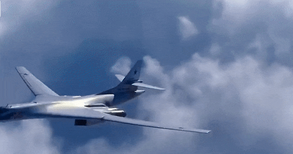 Thiết kế này cũng giải thích vì sao hình dáng Tu-160 thay đổi đáng kể khi nhìn từ các góc khác nhau. Khi cánh mở, máy bay có hình dáng rộng và gần với cấu hình của một máy bay cánh xuôi.