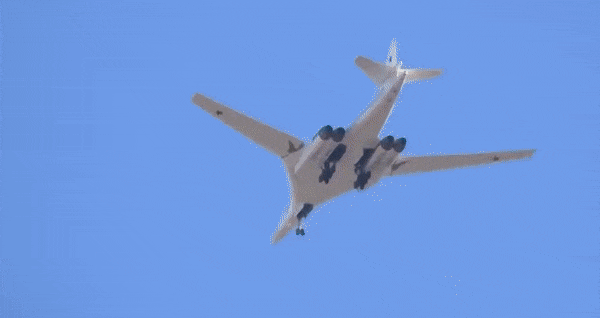 Tu-160 lúc này cụp cánh về phía sau. Góc cụp có thể tăng lên tới 65 độ. Cấu hình này làm giảm lực cản khi máy bay bay nhanh, cho phép nó đạt tốc độ tối đa 2.220 km/h.