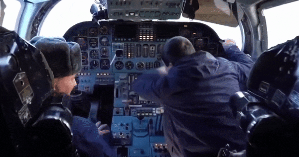 Cách hiểu đơn giản là cánh mở giúp Tu-160 "dễ bay" hơn ở những giai đoạn cần tốc độ thấp. Máy bay nặng hàng trăm tấn cần tạo đủ lực nâng để rời đường băng và hạ xuống an toàn.